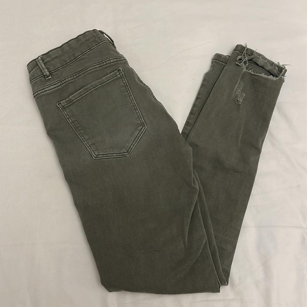 PULL & BEAR DISTRESSED SKINNY JEANS